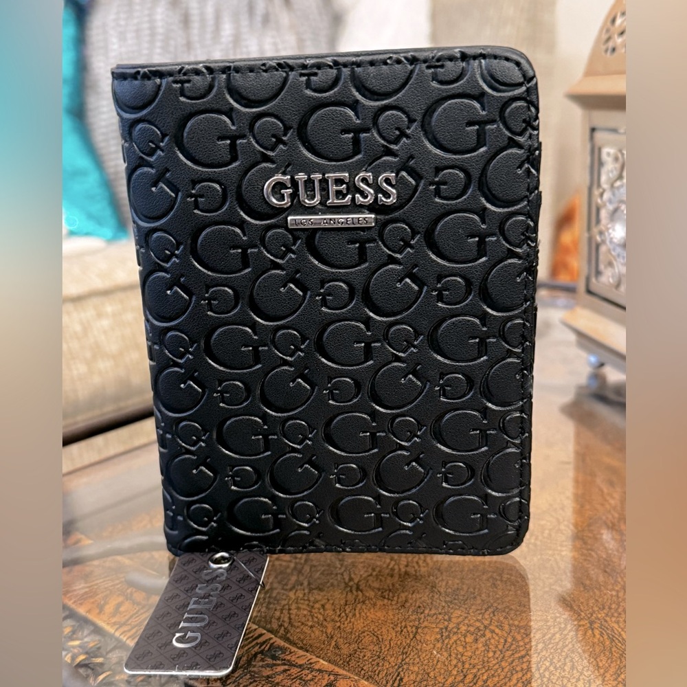 GUESS Wallet in Elegant Black